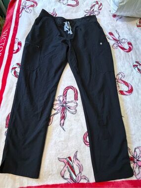 Figs women Livingston black scrub pants